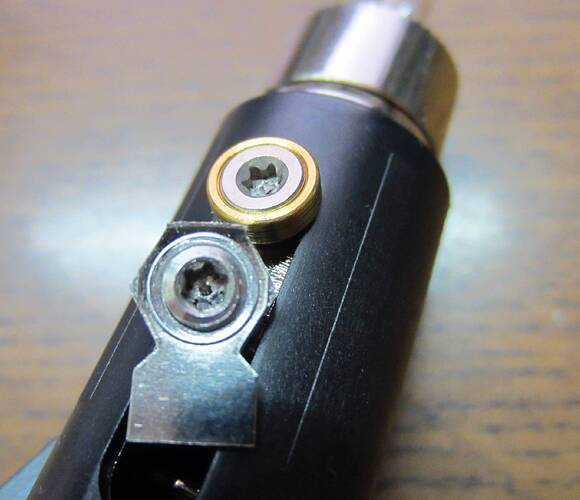 D_Mag_screw-rs