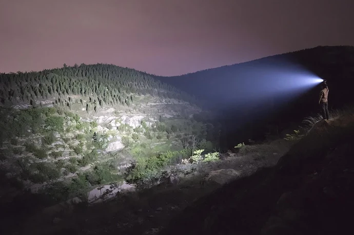 Fenix-TK72R-Flashlight-9000-lumens_1080x
