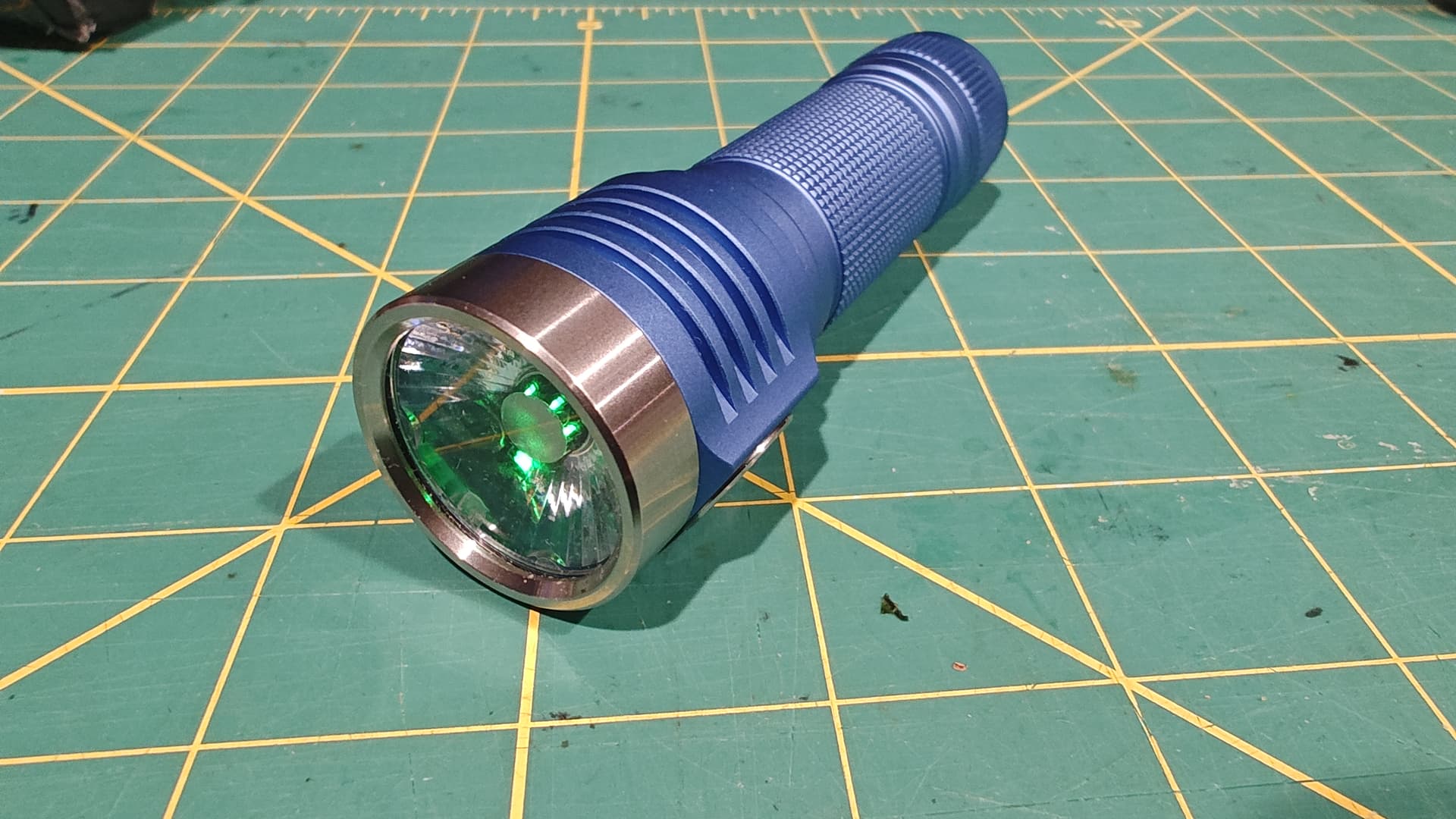 Emisar DA1 LED フラッシュライト シアン Emisar DA1 - LED Flashlights – General Info - BudgetLightForum.com